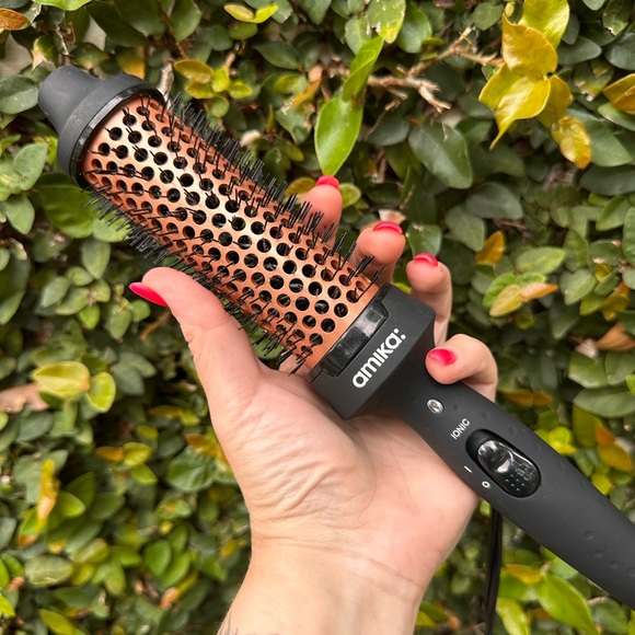 Amika ‘Blowout Babe’ Thermal Ionic Hairbrush - Picture 5 of 6